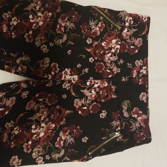 Soft Floral Printed Pants - Picture 3 of 4